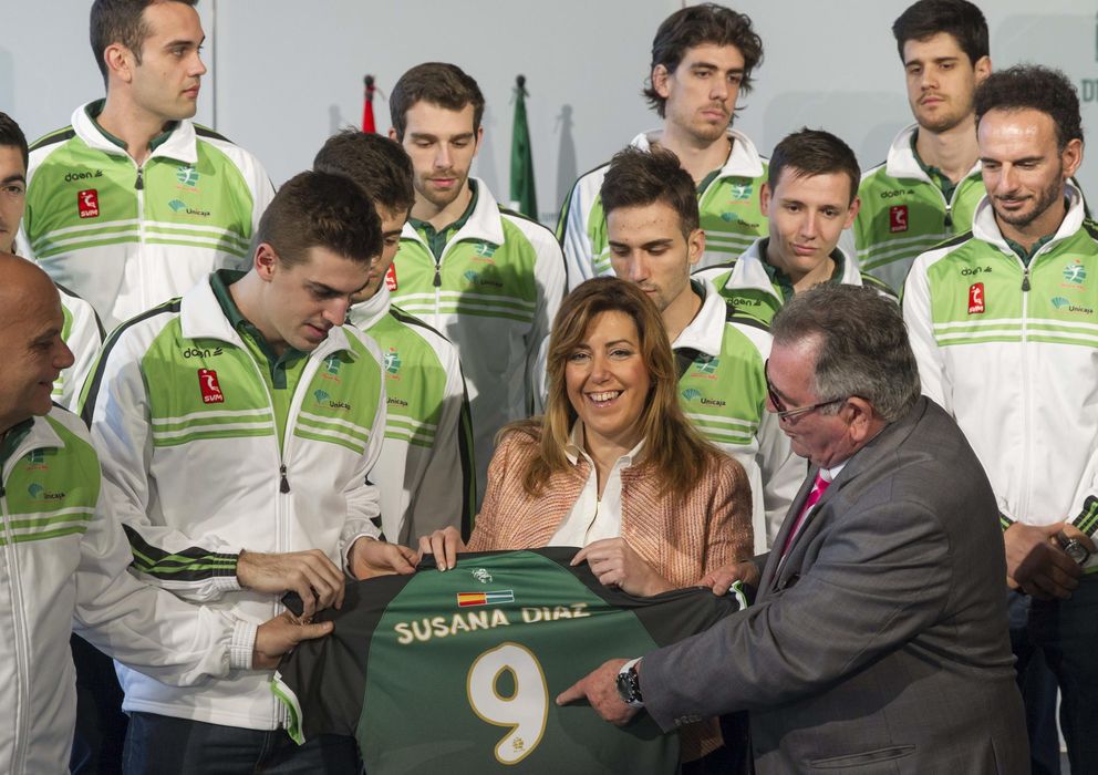 Foto: La presidenta de la Junta de Andalucía, Susana Díaz, y el presidente del Unicaja Voleibol Almería, Ramón Sedeño. (EFE)