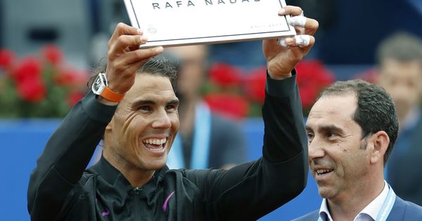 Foto: Nadal recibió una placa con el nuevo nombre de la pista central del Real Club de Tenis de Barcelona-1899. (EFE)