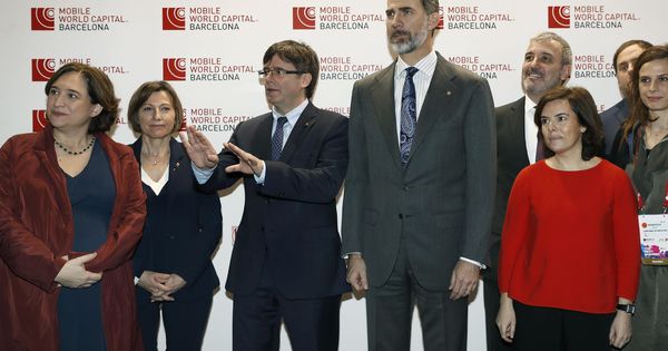 Foto: La irrepetible imagen del MWC de 2017, con Puigdemont, Colau y el rey Felipe VI. (EFE)