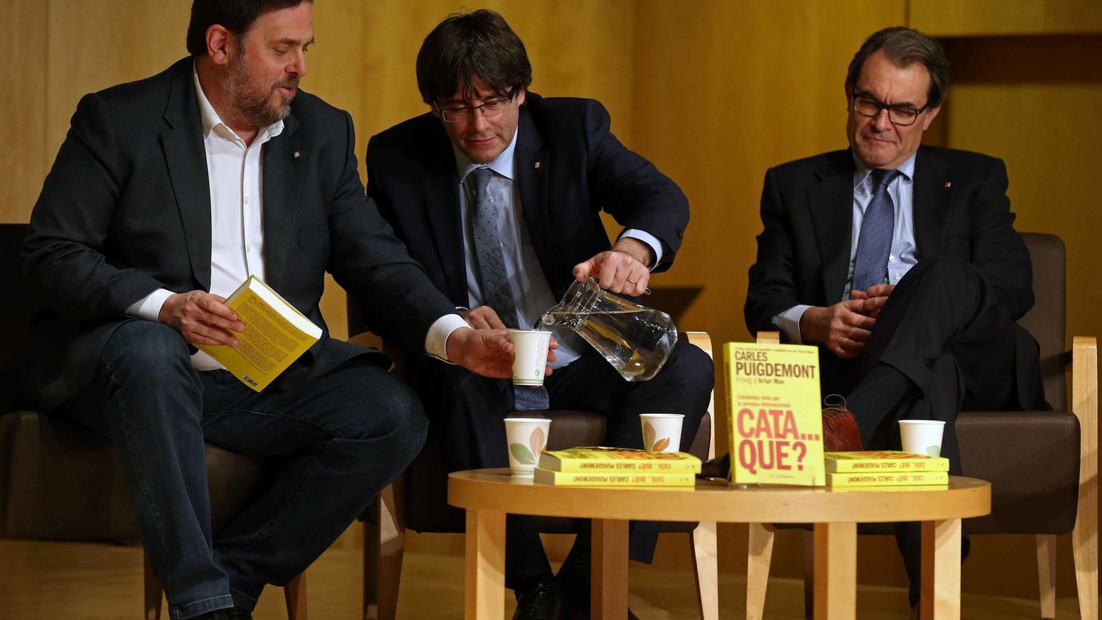 Foto: Oriol Junqueras, Carles Puigdemont y Artur Mas en la presentación del libro 'Cata...qué?'. (EFE)
