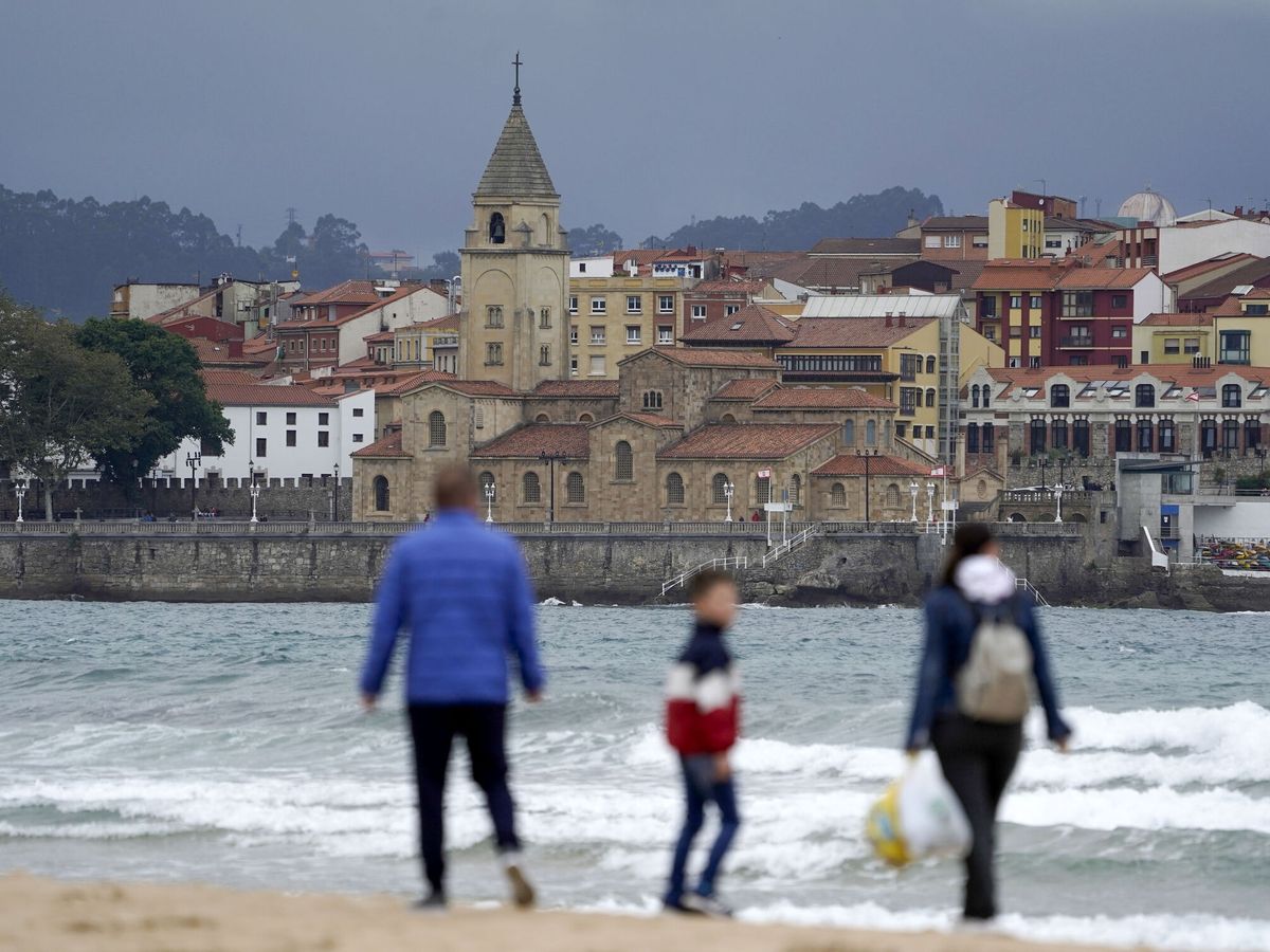 Foto: La playa de San Lorenzo, en Gijón, en una imagen de archivo. (EFE/Paco Paredes)