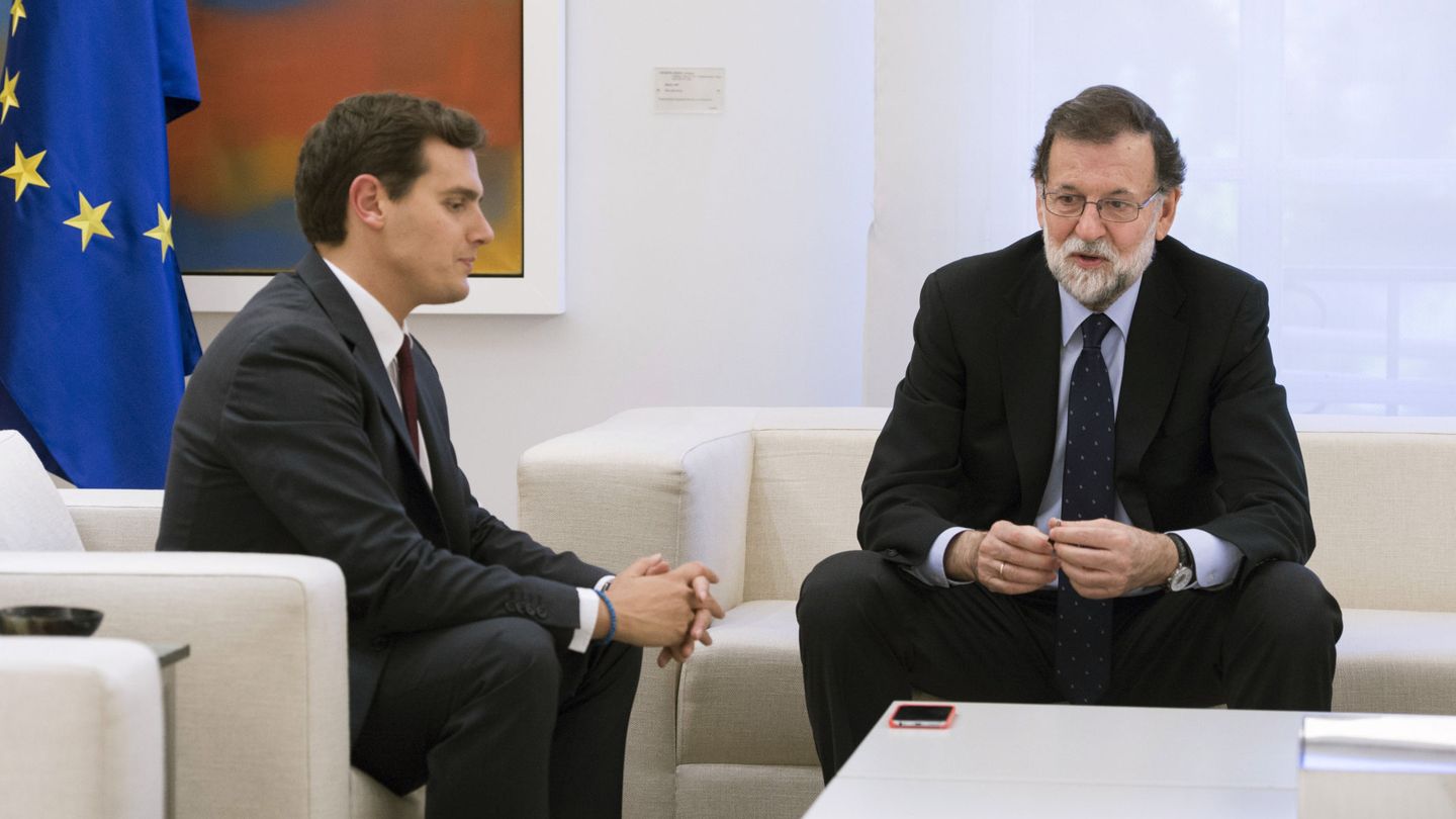 El presidente del Gobierno, Mariano Rajoy (d), y el presidente de Ciudadanos, Albert Rivera. (EFE)