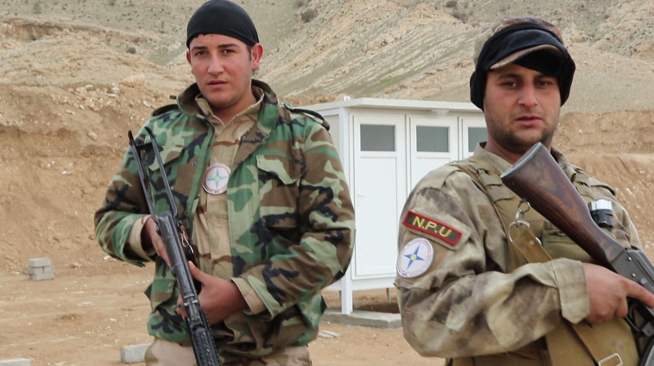 Dos miembros de la milicia NPU, que acaba de terminar su campo de entrenamiento. (Foto: Ferran Barber)