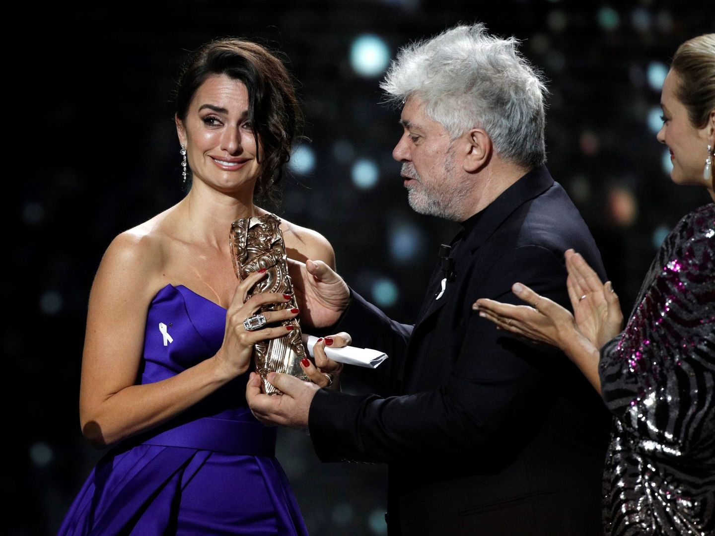 Penélope Cruz, recibiendo su César de honor de manos de Pedro Almodóvar. (EFE)