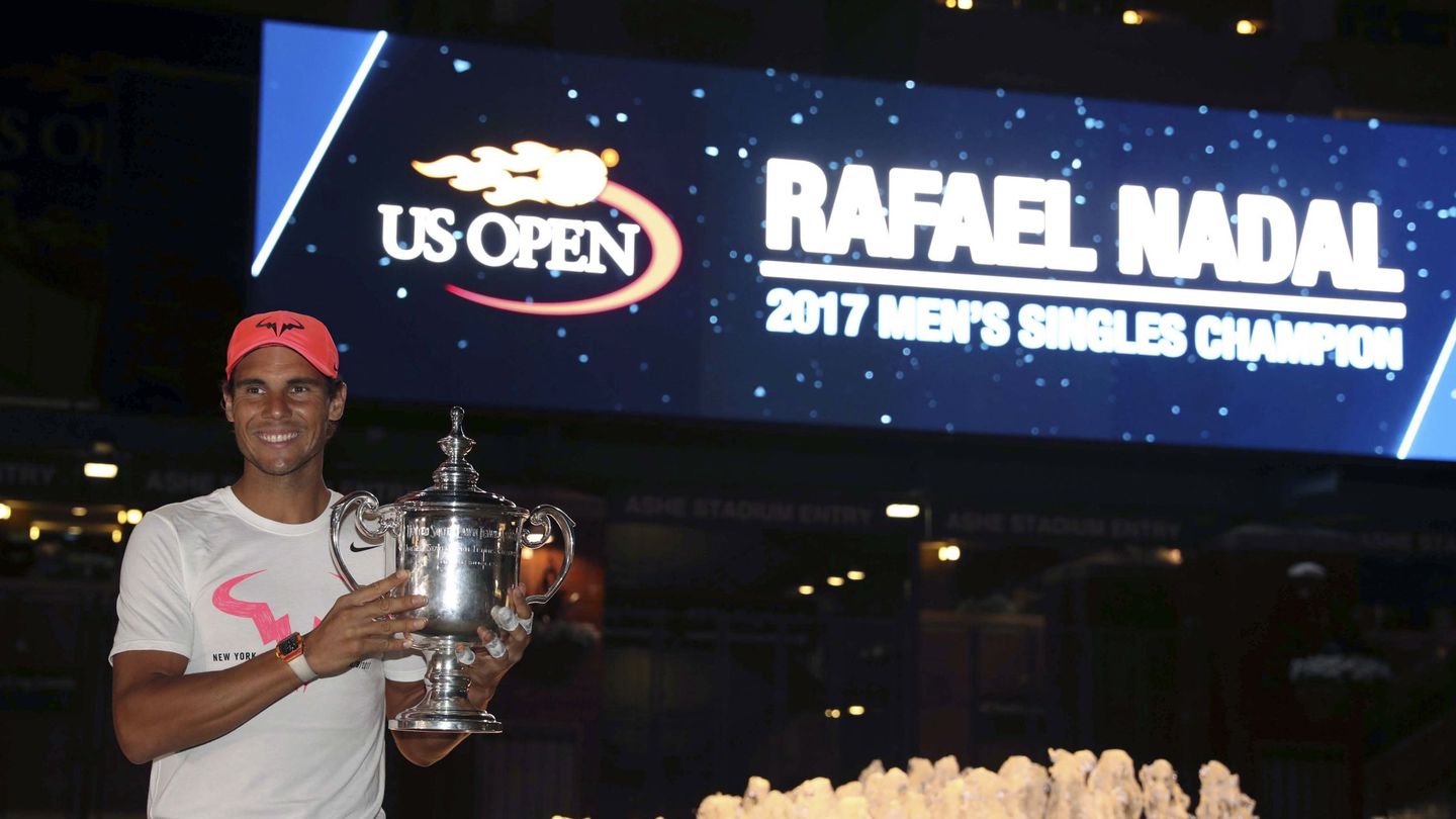 Rafa Nadal, con el trofeo de su tercer US Open. (EFE)