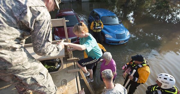 Foto: Miembros de la Guardia Nacional ayudan a los afectados por el huracán Irma en Wharton, Texas. (EFE)