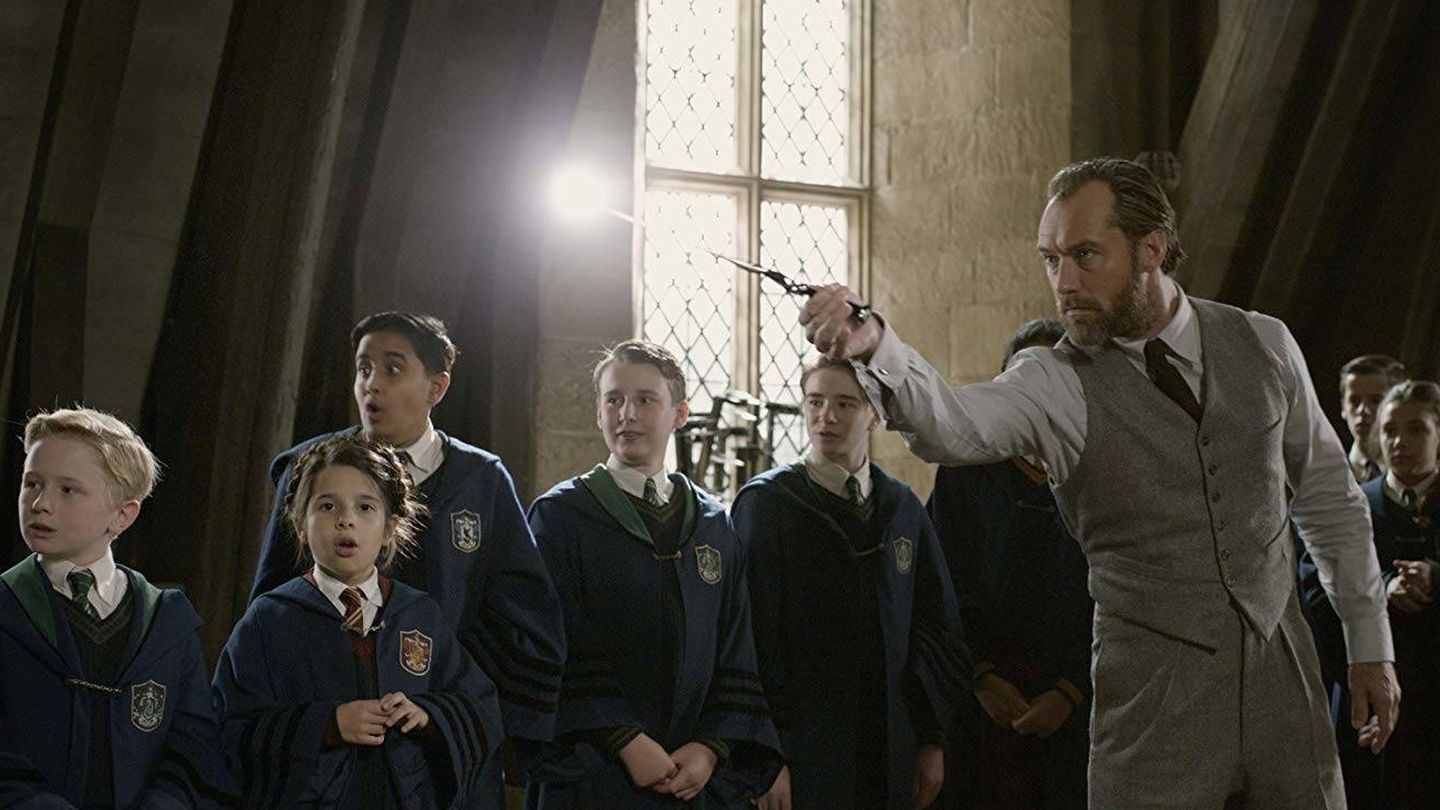 Jude Law es Albus Dumbledore en 'Animales fantásticos 2'. (Warner)