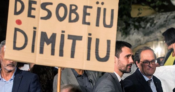 Foto: El presidente de la Generalitat, Quim Torra (d), y el presidente del Parlament, Roger Torrent (2d), hablan con los manifestantes que portan carteles con lemas como 'O desobedezca o dimita'. (EFE)