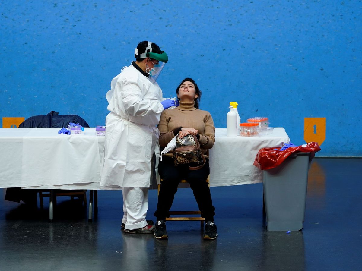 Foto: Una mujer se realiza un test de antígenos. (Reuters) 