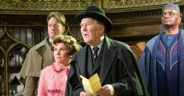 Foto: Robert Hardy, segundo por la derecha, en una película de 'Harry Potter'. (Warner Bros)