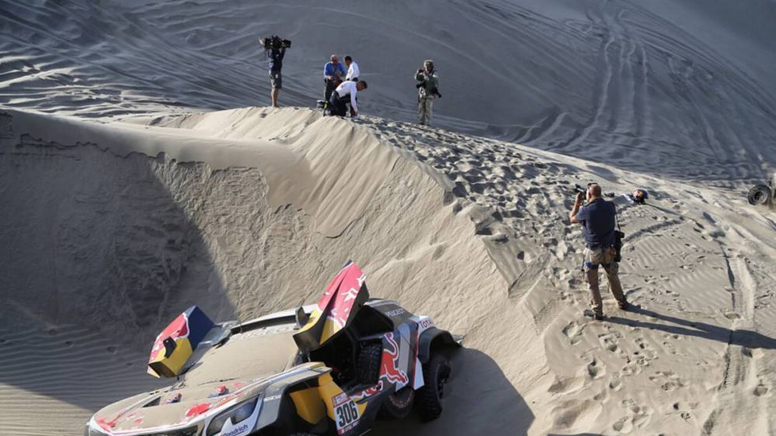 Foto: Sebastian Loeb atascado este miércoles en la quinta etapa del Dakar.