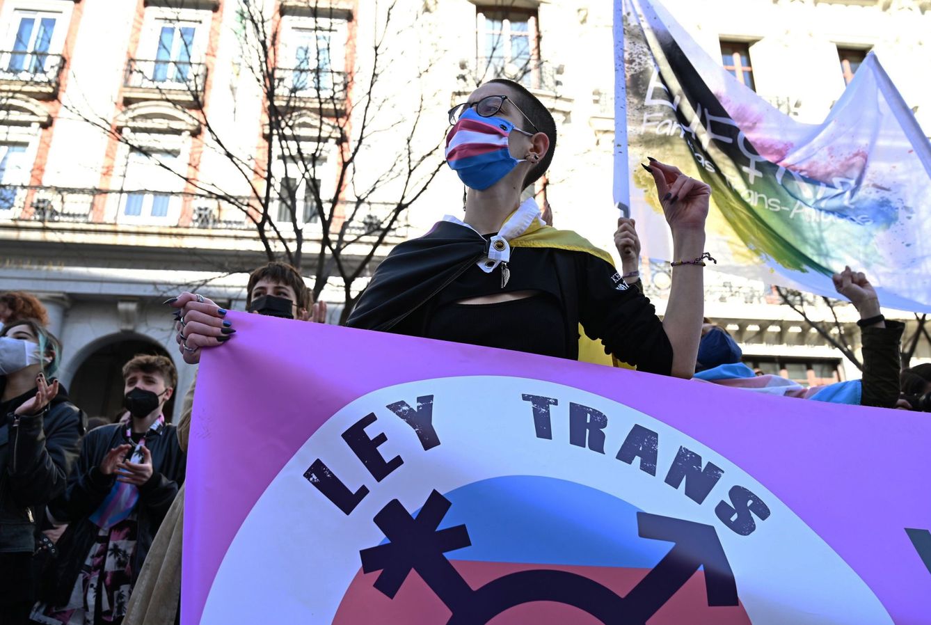 Protesta frente al Ministerio de Igualdad para demandar la aprobación urgente de la ley trans. (EFE)