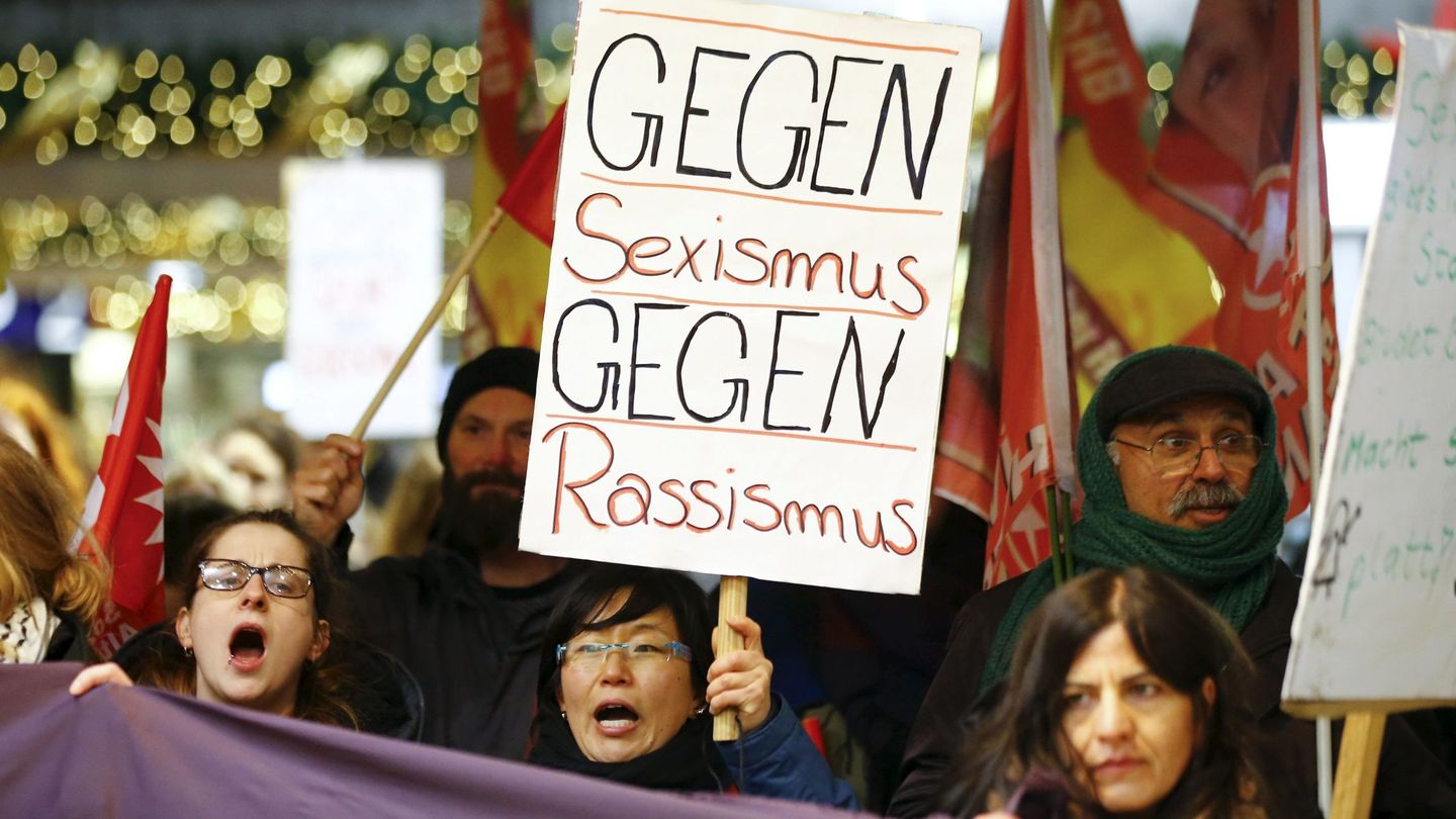 Alemanas gritan durante una protesta 'contra el sexismo y el racismo' ante la estación de tren de Colonia (Reuters).