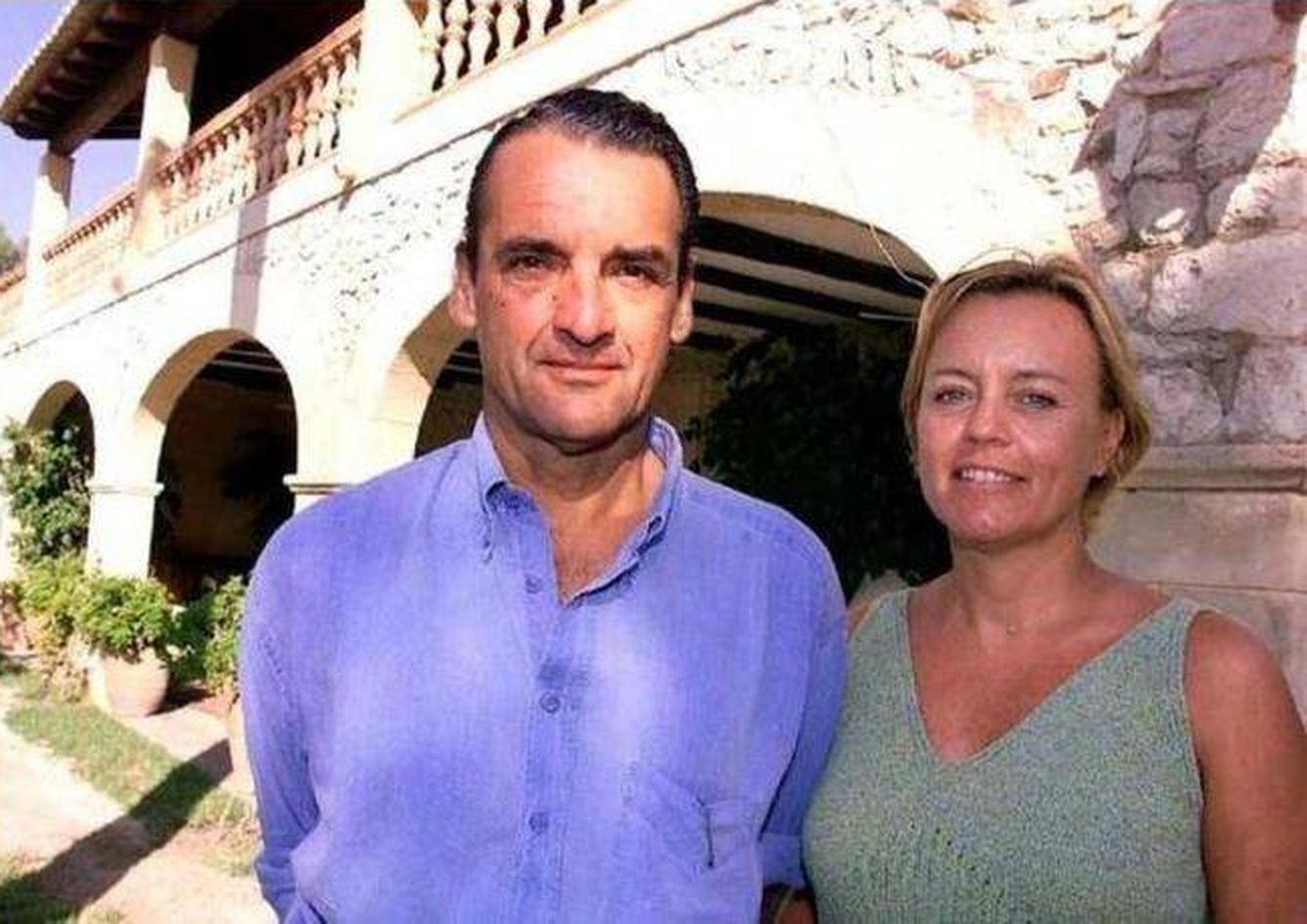 Mario Conde y Lourdes Arroyo en Can Poleta. (EFE)