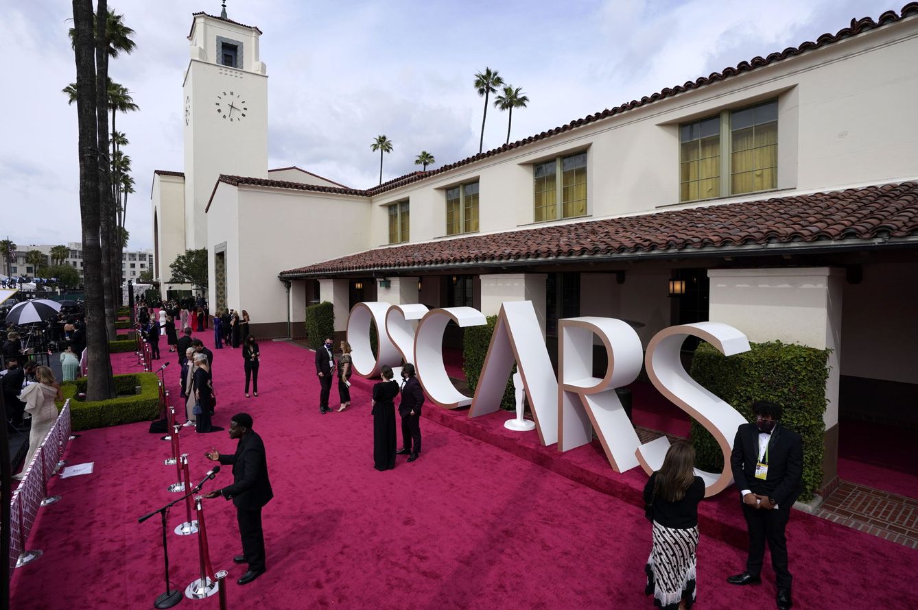 Daniel Kaluuya contesta preguntas en la alfombra roja de Los Oscar. (EFE)