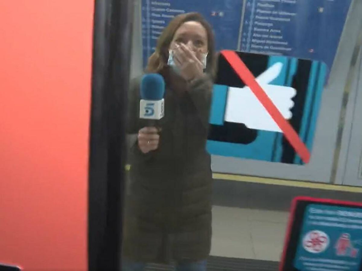 Foto: La periodista Sandra Mir, de Informativos Telecinco, al cerrarse la puerta del metro (Twitter/@sanmima)