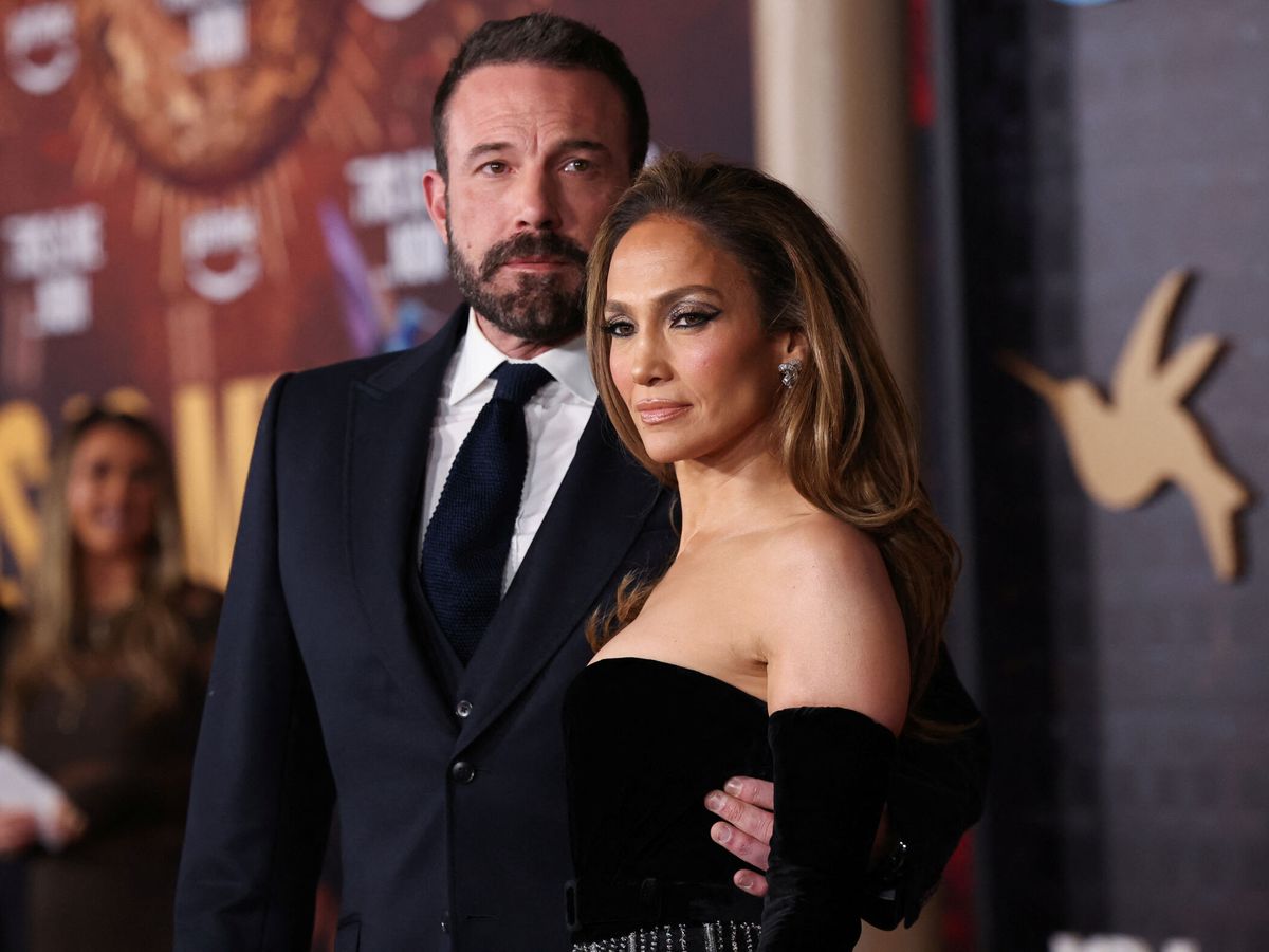 Foto: Jennifer Lopez y Ben Affleck asisten a la premier de 'This is me...Now: A Love Story' en Los Ángeles. (Reuters/Mario Anzuoni)