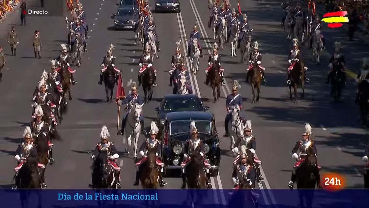 Los reyes abandonan el desfile hacia el Palacio Real. (RTVE)