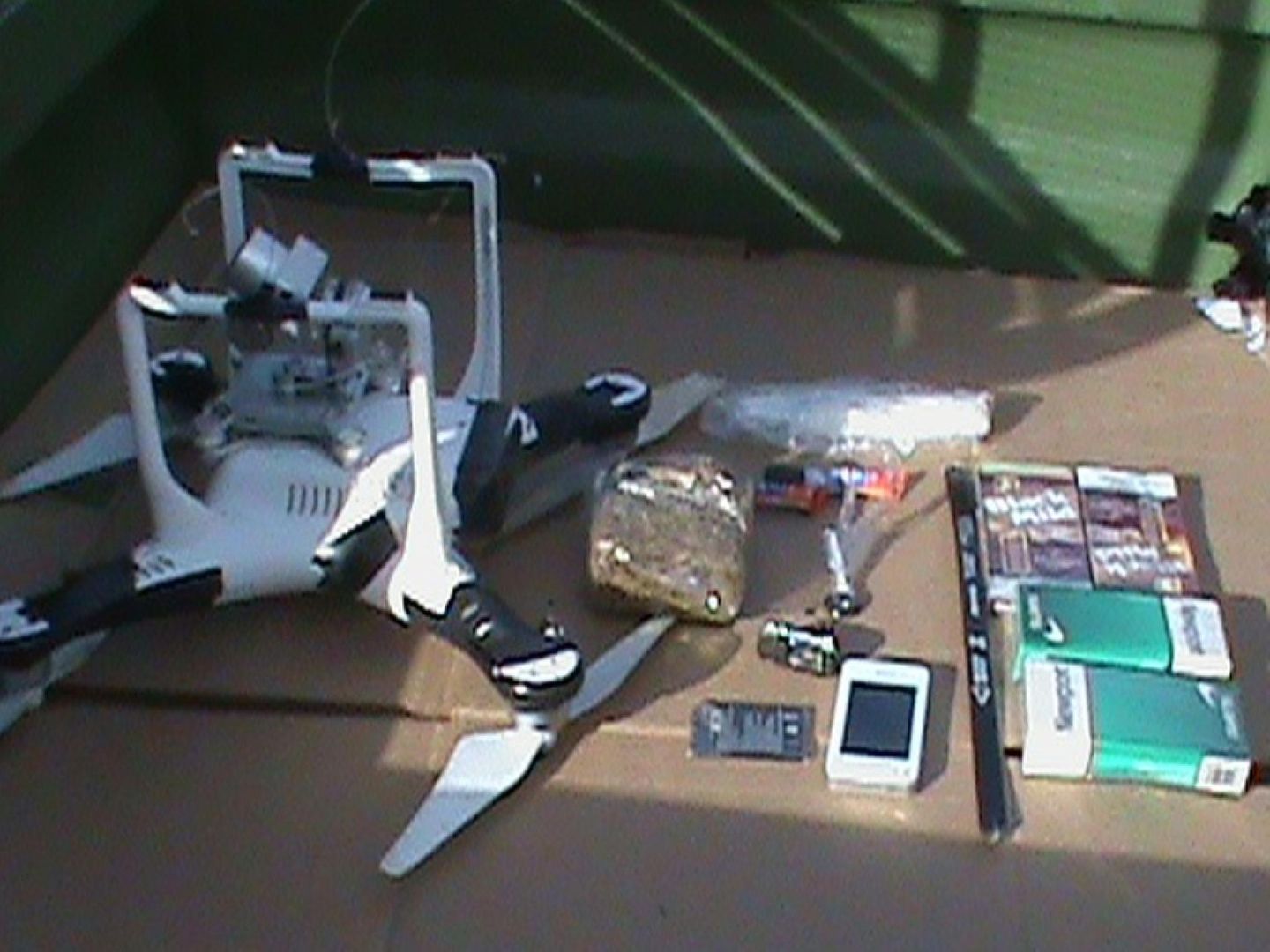 Imagen policial de un dron incautado por la Policía de EEUU con varios paquetes de droga y otros materiales. (Reuters)