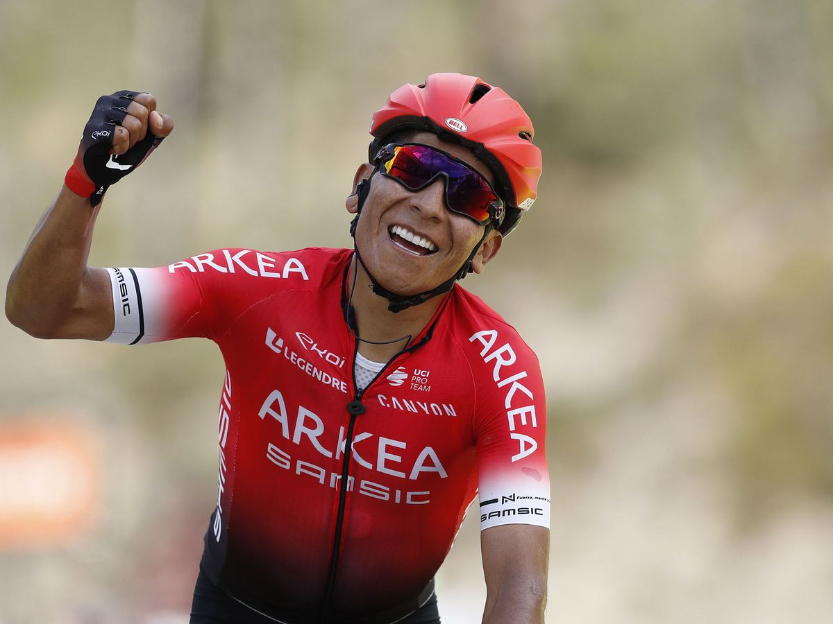 Foto: Nairo Quintana cruza sonriente la meta en La Colmiane, última etapa de la París Niza. (EFE)