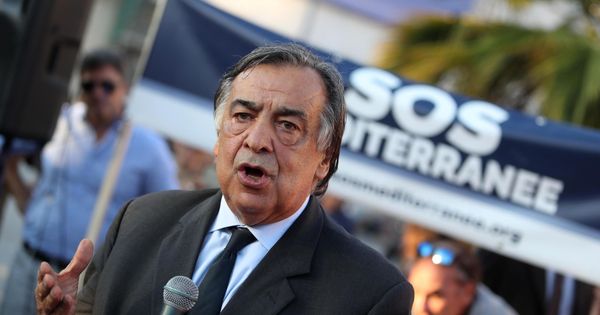 Foto: El alcalde de Palermo, Leoluca Orlando, durante una protesta en apoyo a la ONG SOS Mediterráneo, en Palermo. (EFE)