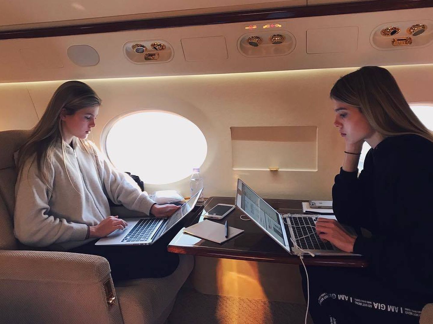 Las dos jóvenes compartiendo un momento en el avión. (Instagram)