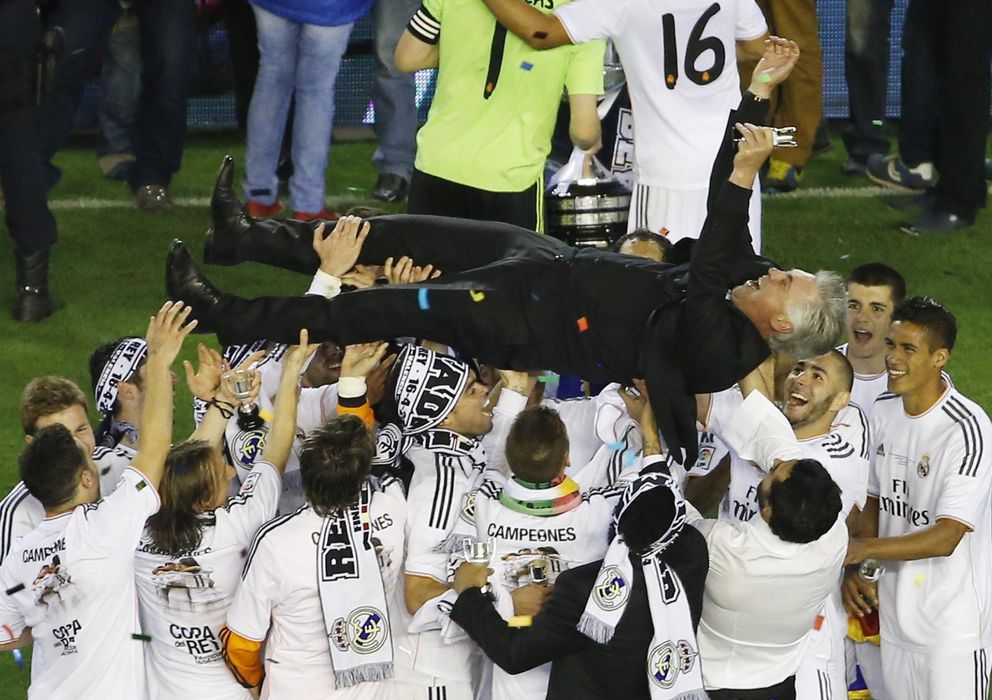 Foto: Carlo Ancelotti fue manteado por sus jugadores después de ganar la Cope (Reuters).
