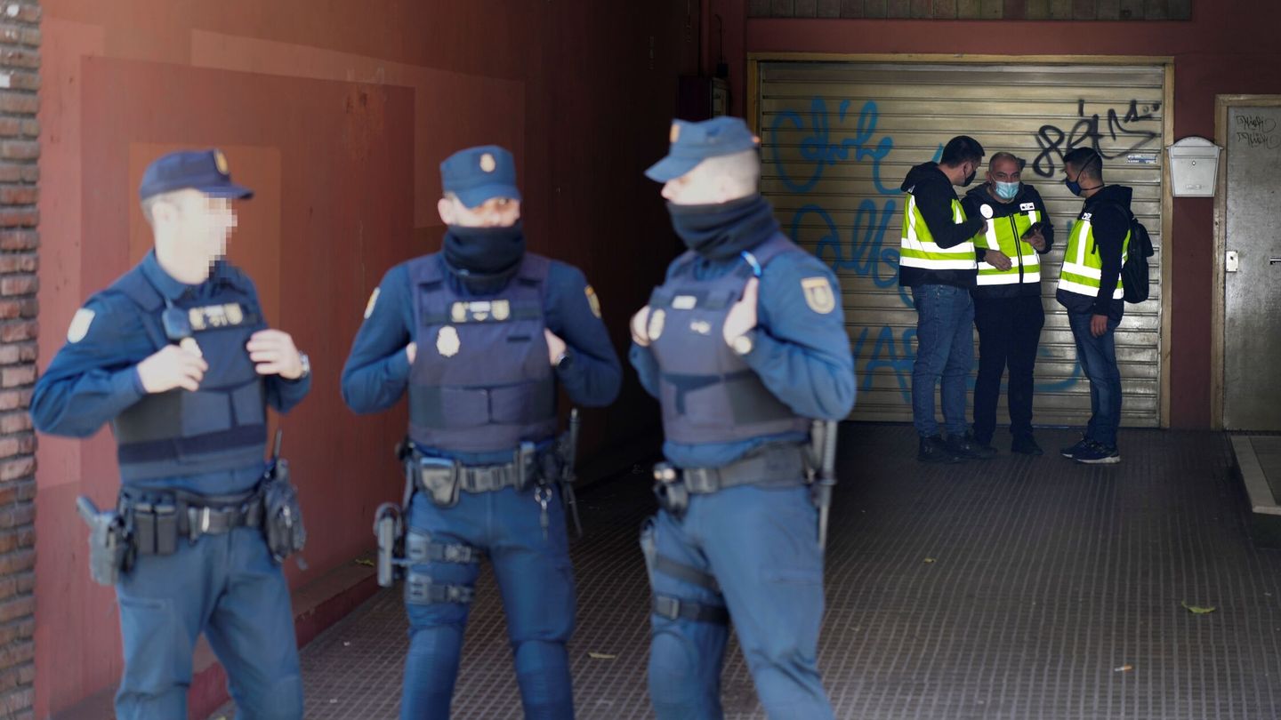 Miembros de la Policía Nacional en el departamento de Deportes del Ayuntamiento de Cornellà de Llobregat (Barcelona). (EFE/Enric Fontcuberta)