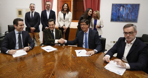 Foto: PP y Ciudadanos, durante la firma del acuerdo de gobierno en Andalucía. (EFE)