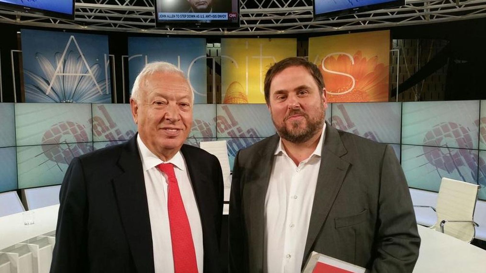 Foto: El ministro Margallo y el líder de Esquerra Republicana antes de dar comienzo al debate. (TV8)
