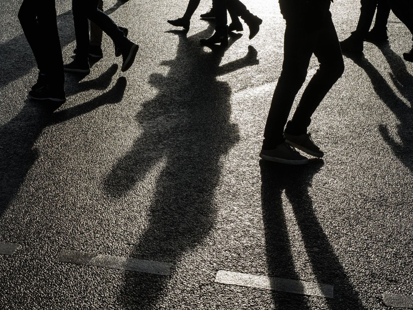 EPA4508. BERLIN (ALEMANIA), 24 01 2018.- La sombra de varios transeúntes se proyecta sobre el asfalto en un día soleado en Berlín, Alemania, hoy 24 de enero de 2018. EFE  Clemens Bilan