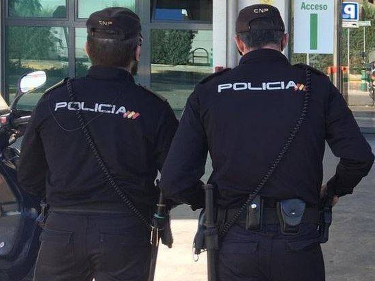 Foto: Agentes de la Policía Nacional practicaron la detención del esposo de la víctima. (Policía Nacional)
