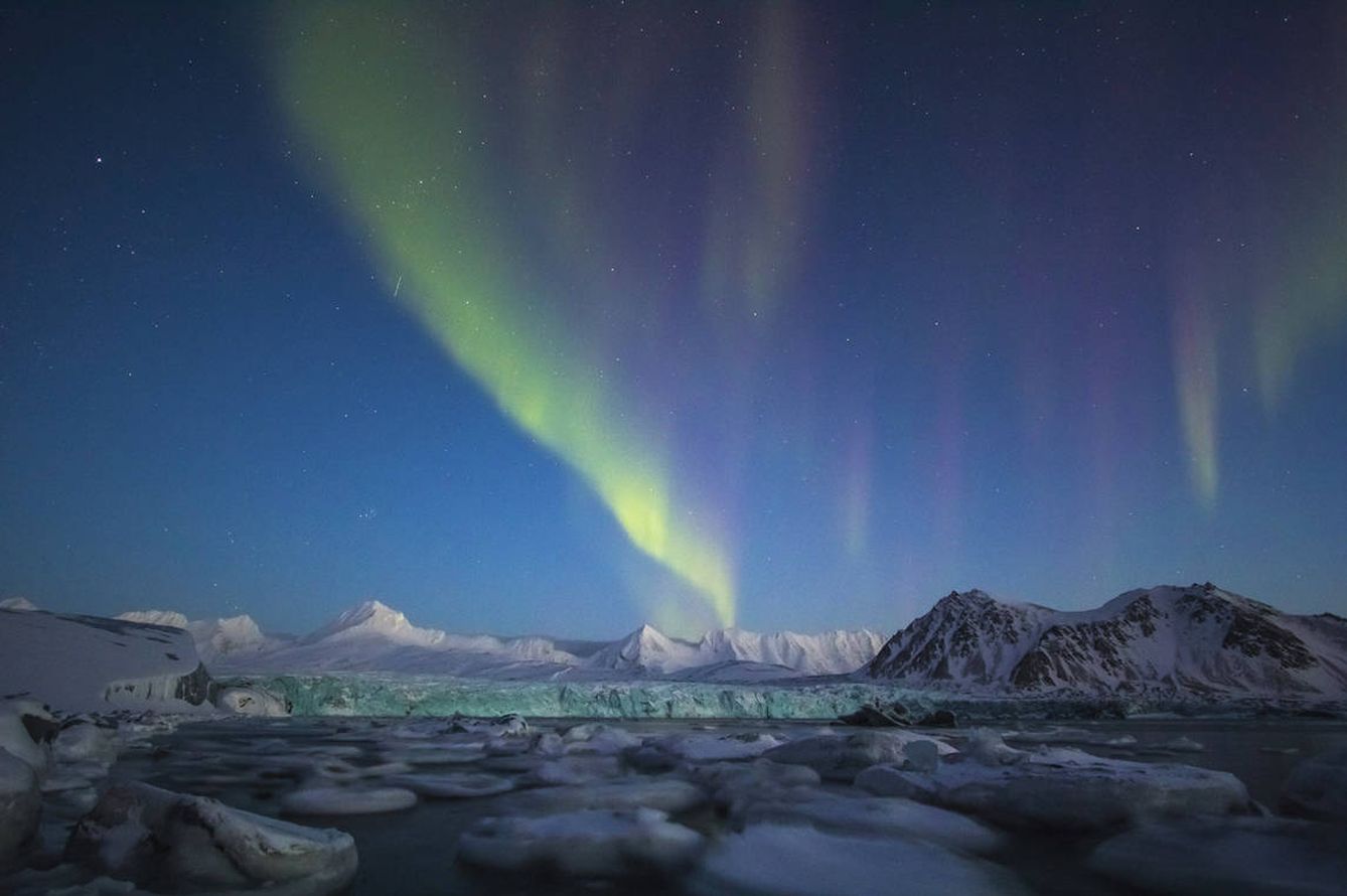 Una aurora boreal se deja ver en el cielo de Noruega (iStock)