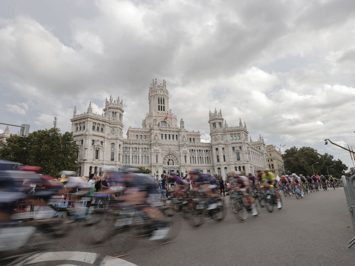 Foto: Vigésimoprimera y última etapa de la vuelta ciclista a España en 2023. (EFE/Manu Bruque)