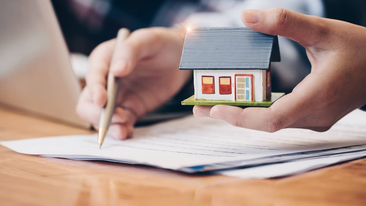 La compraventa de viviendas cae un 32,4% interanual en julio