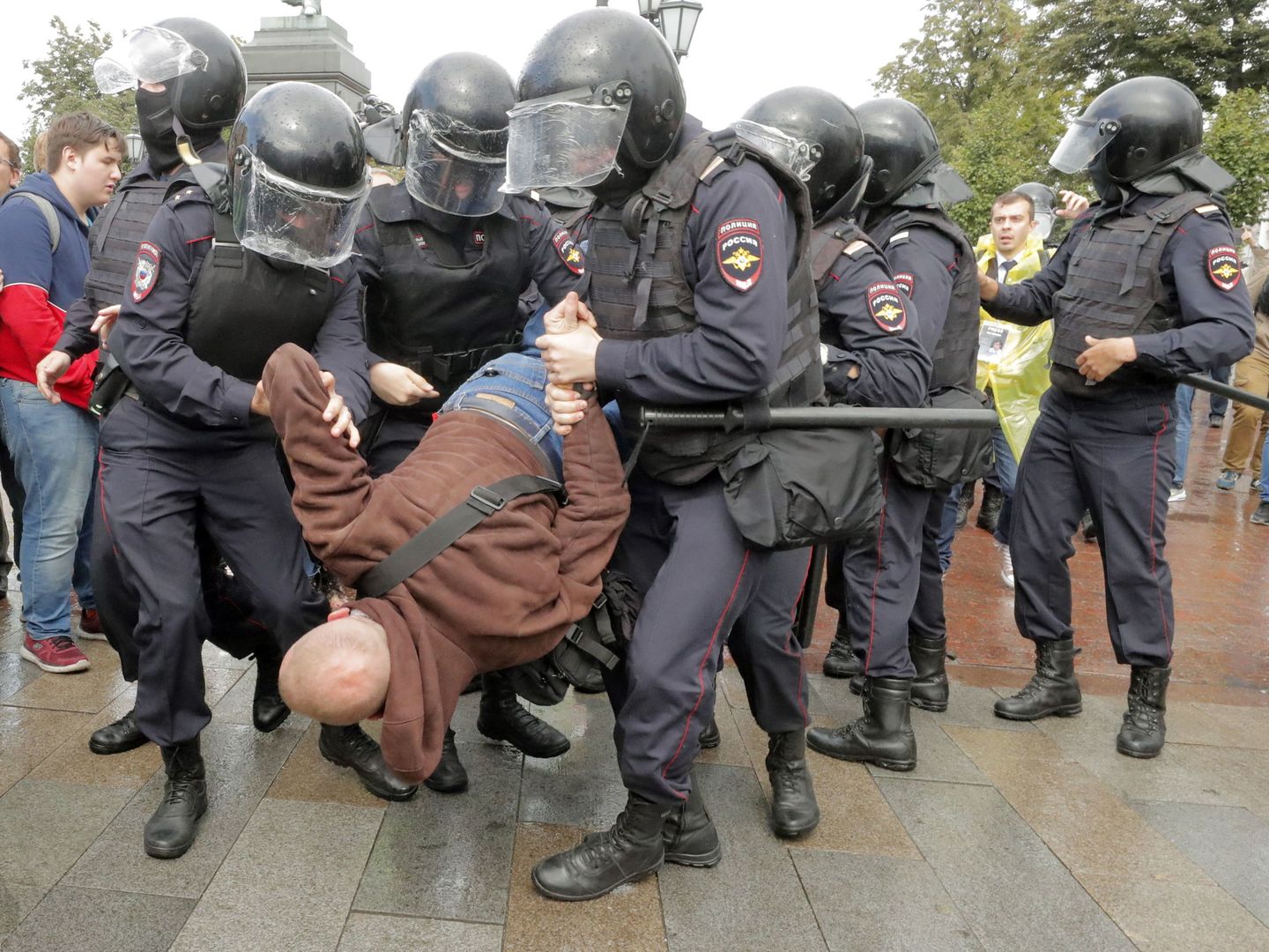 Policía Rusa detiene por la fuerza a un manifestante ruso. (EFE)