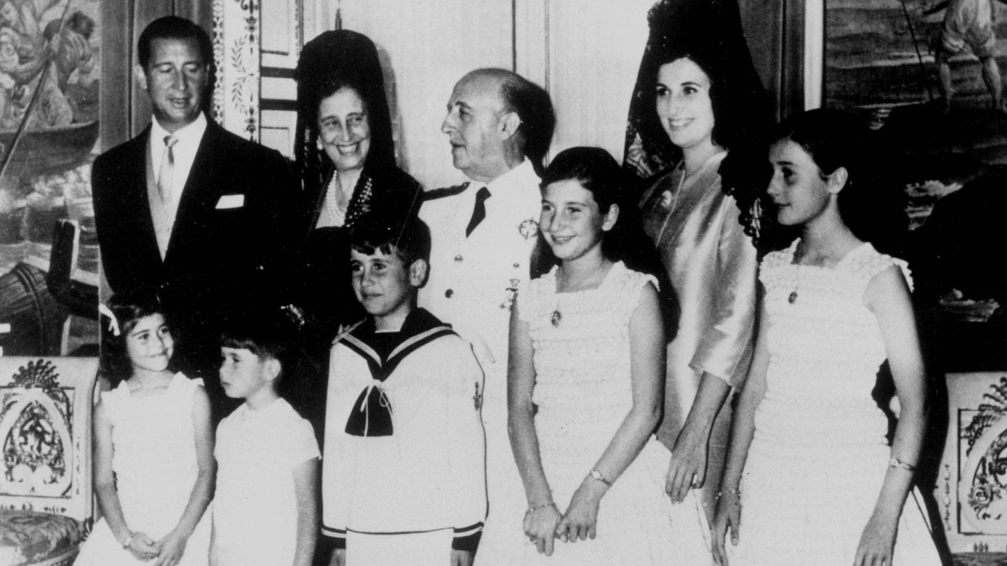 Francisco Franco con su mujer, Carmen Polo, su hija Carmen Franco, su yerno Cristóbal Martínez-Bordiú y cinco de sus siete nietos. (CP)
