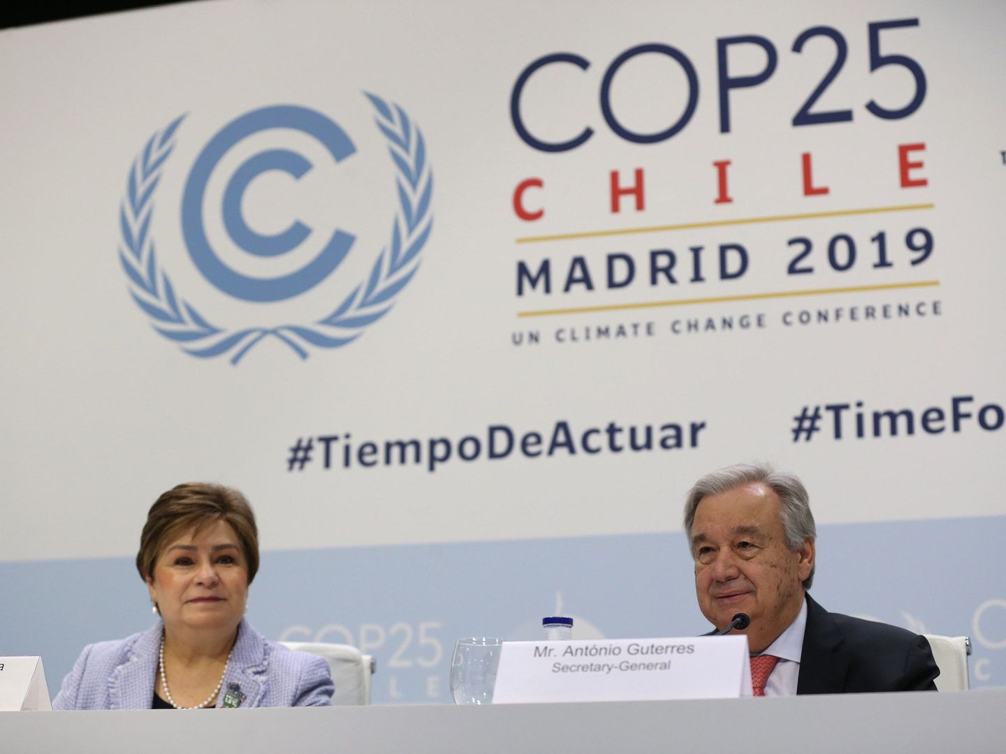 El secretario general de Naciones Unidas, el portugués Antonio Guterres, junto a la secretaria ejecutiva de la ONU sobre Cambio Climático, Patricia Espinosa. (EFE)