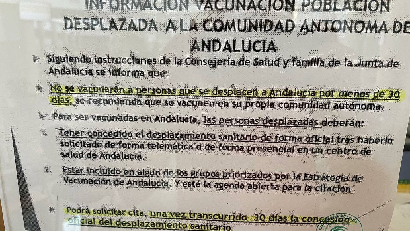Cartel con las instrucciones para la vacunación de los desplazados impuestas por la Junta de Andalucía. (EC)