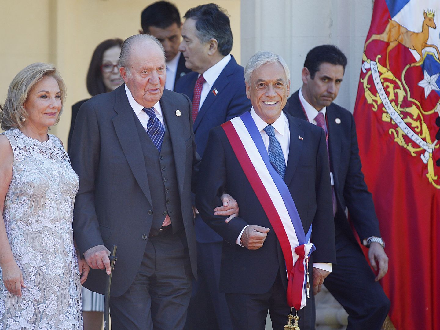 Don Juan Carlos es recibido por el presidente chileno, Sebastián Piñera (d), tras su toma de posesión, el pasado 11 de marzo en Viña del Mar. Es la última investidura de un gobernante latinoamericano a la que ha acudido el Rey emérito. (EFE)