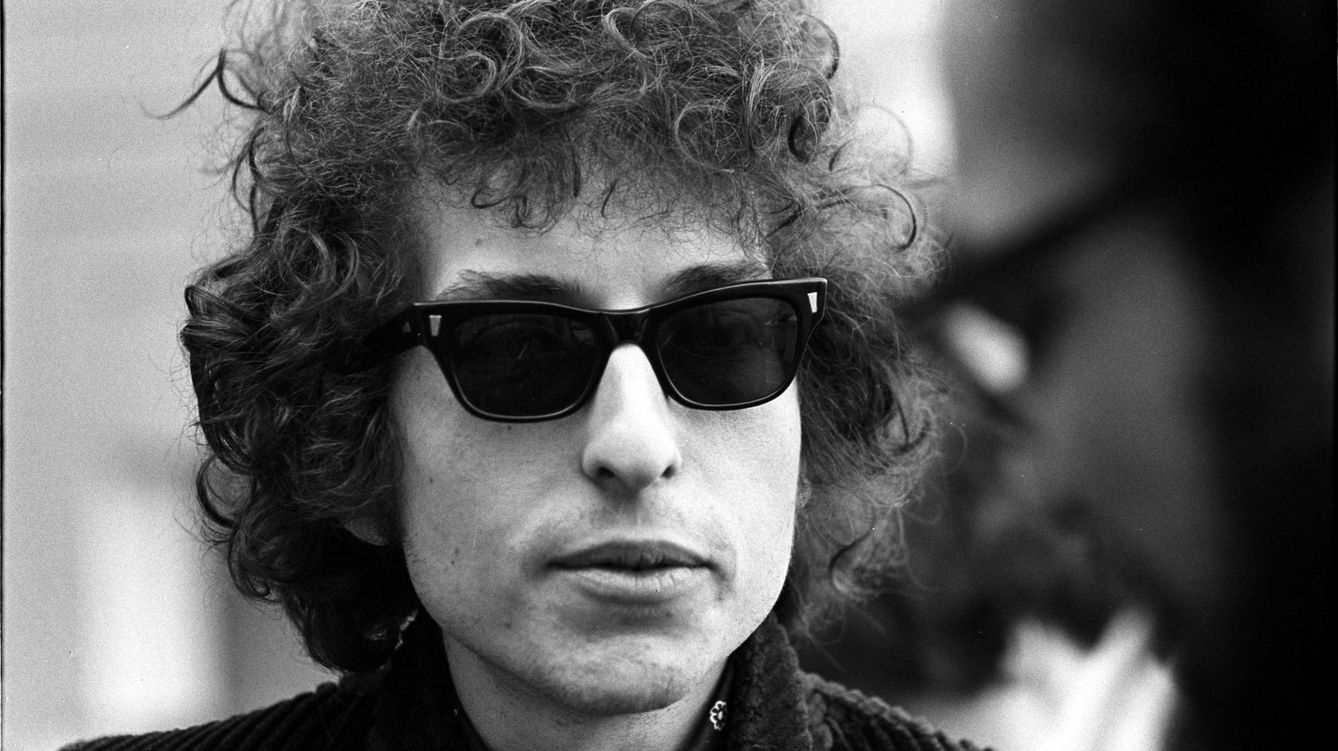 Foto: Dylan, en Estocolmo en abril de 1966, con Allen Ginsberg en escorzo. (Bjorn Larsson)