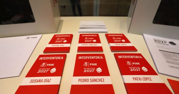 Foto: Tarjetas de interventores en la sede del PSOE en Ferraz, Madrid. (EFE)