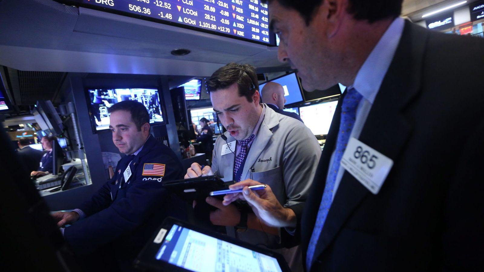 Foto: Analistas observando diferentes monitores de datos en Wall Street. (EFE) 