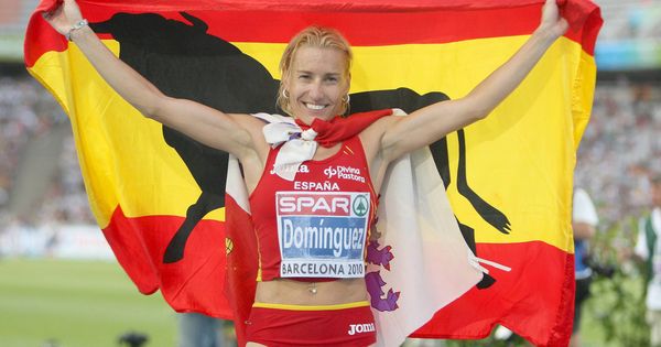 Foto: Marta Domínguez posa tras ganar la plata europea en Barcelona 2010. La sanción le quitó esa medalla. (EFE)