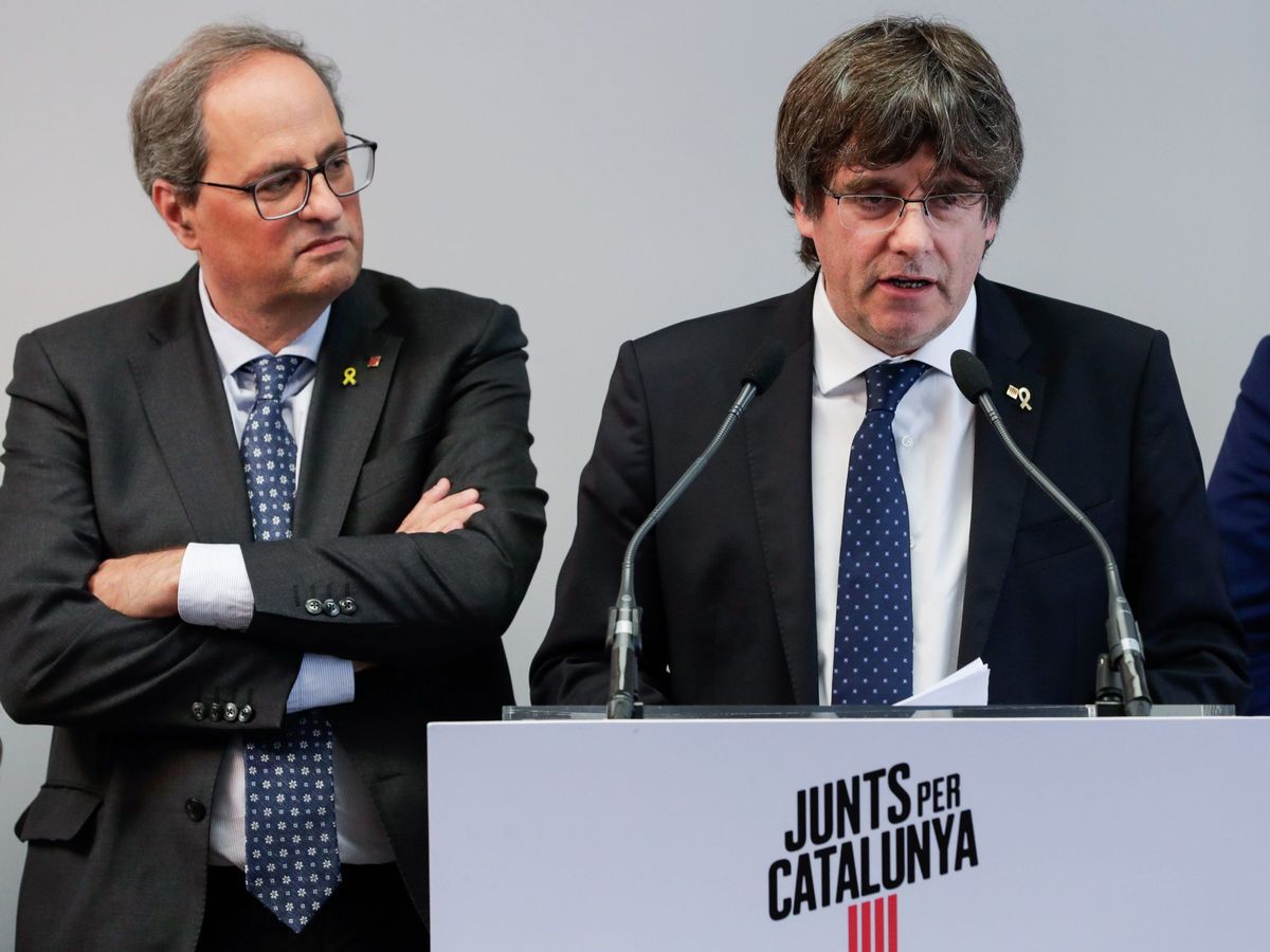 Foto: Los expresidentes de Cataluña Carles Puigdemont y Quim Torra. (EFE)