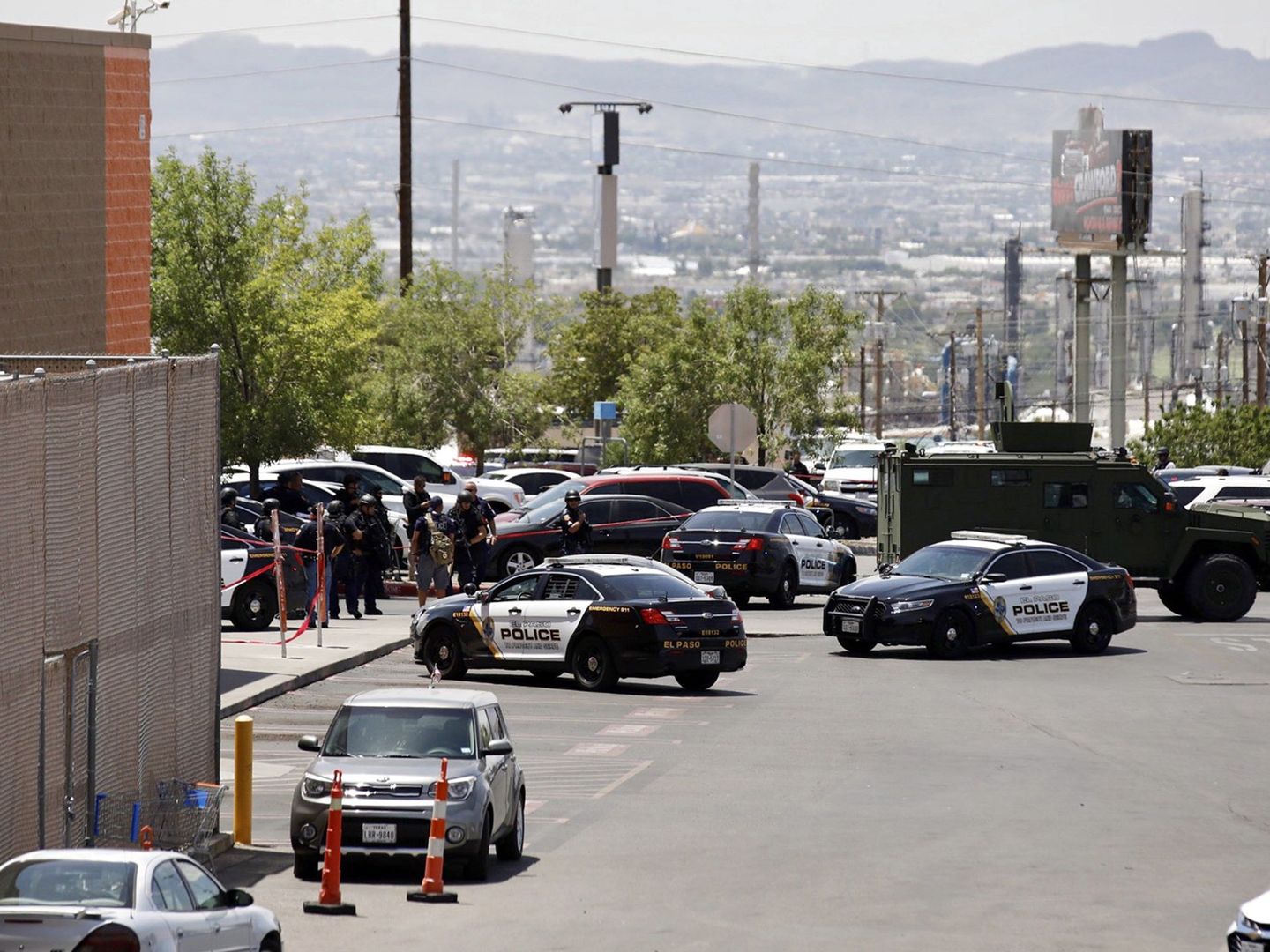 La policía se despliega por los alrededores de un Walmart durante un tiroteo en El Paso, Texas (Estados Unidos) este sábado. EFE  Ivan Pierre Aguirre