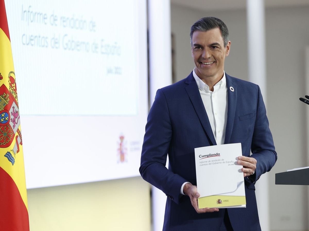Foto: El presidente del Gobierno, Pedro Sánchez, posa con el informe de rendición de cuentas del Gobierno de España. (EFE/Chema Moya)