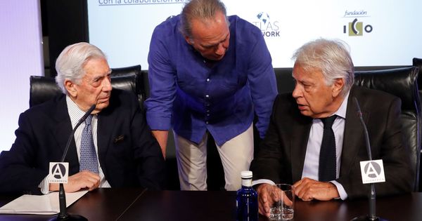 Foto: De izquierda a derecha, Mario Vargas Llosa, Bertín Osborne y Felipe González. (EFE)