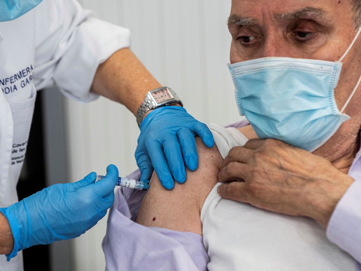 Foto: Una persona se vacuna contra la gripe. (EFE)