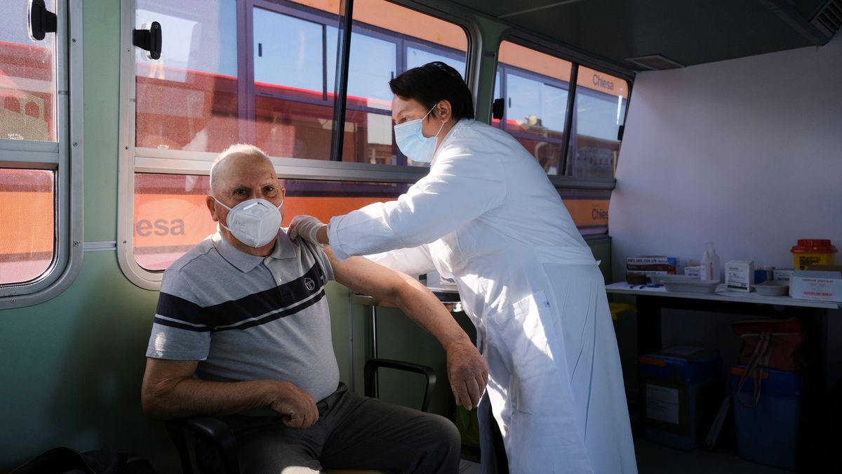 Italia priorizará la vacuna de AstraZeneca a los mayores de 60 años